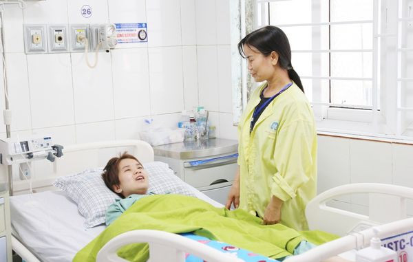 Người bệnh H. và mẹ hạnh phúc khi đã qua khỏi tình trạng nguy kịch, sức khỏe dần ổn định