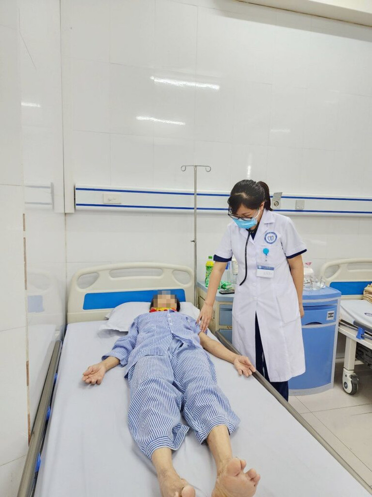 BSCKII. Bùi Thị Tuyết Mai thăm khám cho người bệnh