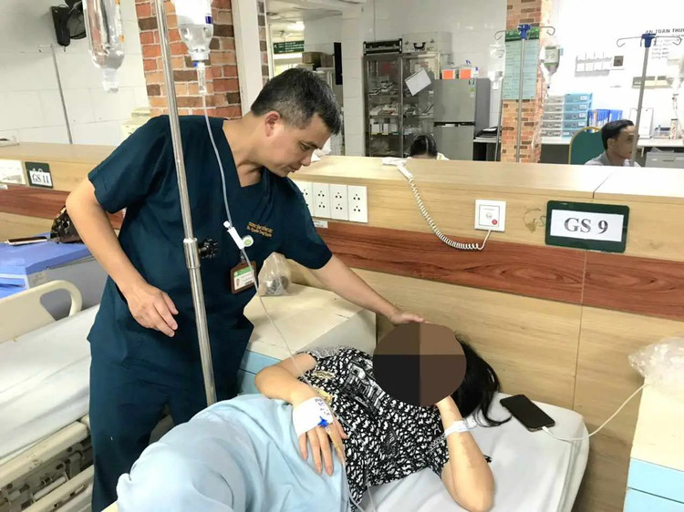 TS.BS Nguyễn Trung Nguyên – Giám đốc Trung tâm chống độc, BV Bạch Mai thăm khám cho bệnh nhân. Ảnh BVCC TS.BS Nguyễn Trung Nguyên – Giám đốc Trung tâm chống độc, BV Bạch Mai thăm khám cho bệnh nhân. Ảnh BVCC