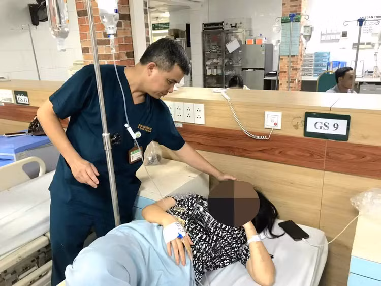 TS.BS Nguyễn Trung Nguyên – Giám đốc Trung tâm chống độc, BV Bạch Mai thăm khám cho bệnh nhân. Ảnh BVCC