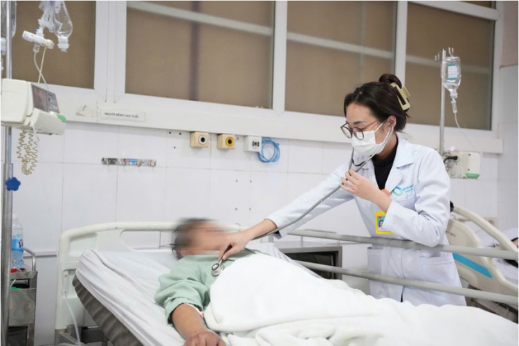 Bác sĩ Nguyễn Lan Hương, khoa Hồi sức tích cực và Chống độc, Bệnh viện Bãi Cháy Quảng Ninh khám lại cho bệnh nhân - Ảnh BVCC