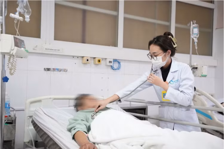 Bác sĩ Nguyễn Lan Hương, khoa Hồi sức tích cực và Chống độc, Bệnh viện Bãi Cháy Quảng Ninh khám lại cho bệnh nhân - Ảnh BVCC