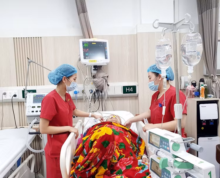 Điều dưỡng Đặng Thị Hạ (bên trái) tích cực chăm sóc bệnh nhân - Ảnh: BVCC