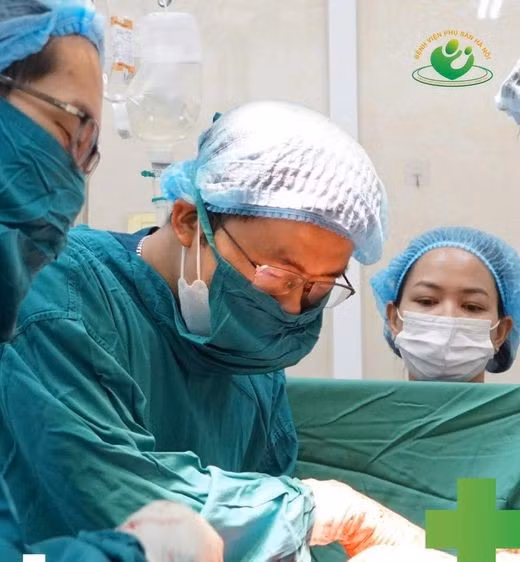 BSCKII Vương Đức Hinh cùng ekip phẫu thuật thành công cứu mẹ con bị tiền sản giật - Ảnh BVCC