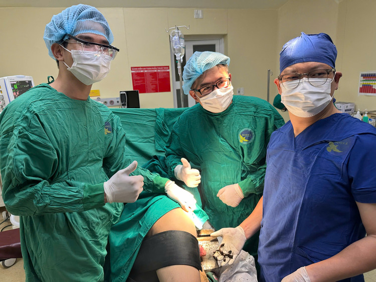 Ekip các bác sĩ khoa Ngoại tiết Niệu và Khoa Chấn thương chỉnh hình phối hợp thực hiện ca bệnh - Ảnh BVCC