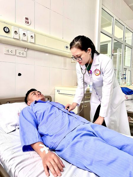 Thăm khám cho bệnh nhân bị ong đốt - Ảnh BVCC