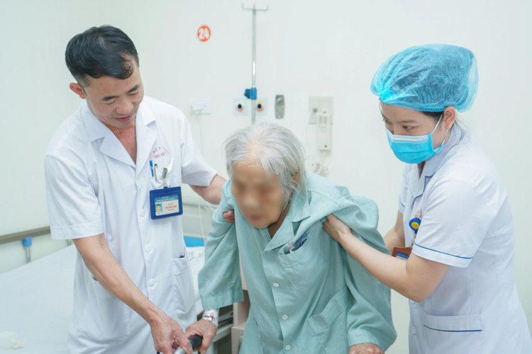 Bà cụ tập đi lại sau phẫu thuật - Ảnh BVCC