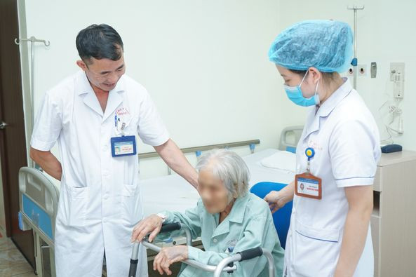 Thăm hỏi cụ bà 113 tuổi bị gẫy cổ xương đùi - Ảnh BVCC