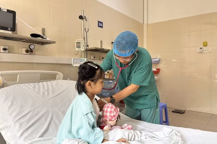 Bệnh nhi được khám lại sau phẫu thuật - Ảnh BVCC