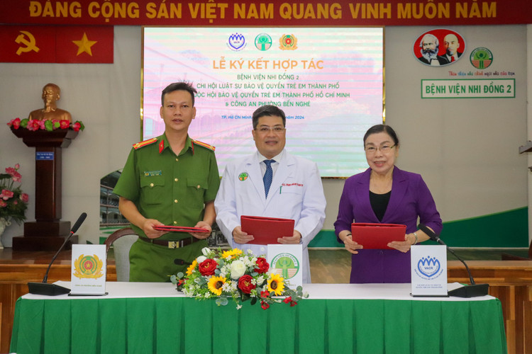 Lễ ký kết hợp tác bảo vệ và chăm sóc trẻ em bị bạo hành, xâm hại tình dục và các hành vi khác của Bệnh viện Nhi đồng 2, Công an phường Bến Nghé và Chi hội Luật sư Hội Bảo vệ quyền trẻ em TPHCM - Ảnh BVCC