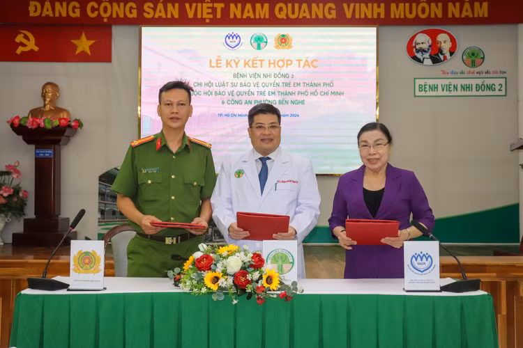 Lễ ký kết hợp tác bảo vệ và chăm sóc trẻ em bị bạo hành, xâm hại tình dục và các hành vi khác của Bệnh viện Nhi đồng 2, Công an phường Bến Nghé và Chi hội Luật sư Hội Bảo vệ quyền trẻ em TPHCM - Ảnh BVCC