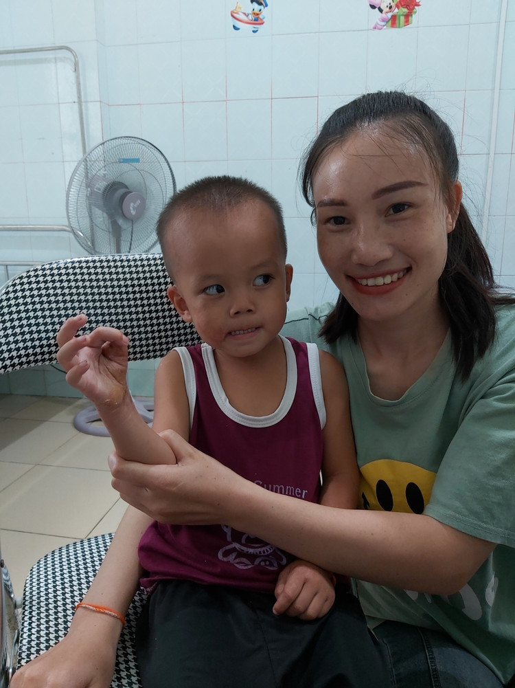 Mẹ con sản phụ đến thăm khám sau 1 tháng phẫu thuật - Ảnh BVCC