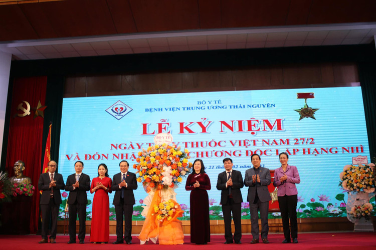 Bộ trưởng Đào Hồng Lan chúc mừng tập thể lãnh đạo và cán bộ viên chức y tế Bệnh viện