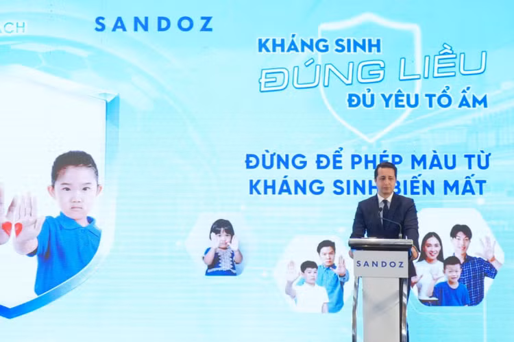 Ông Charaf Eddine Kadri, Tổng Giám đốc Sandoz Việt Nam phát biểu tại Hội thảo