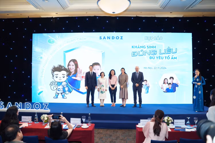 Đại diện Sandoz Việt Nam, Đại sứ quán Thụy sĩ và WHO ...chụp ảnh lưu niệm tại lễ phát động