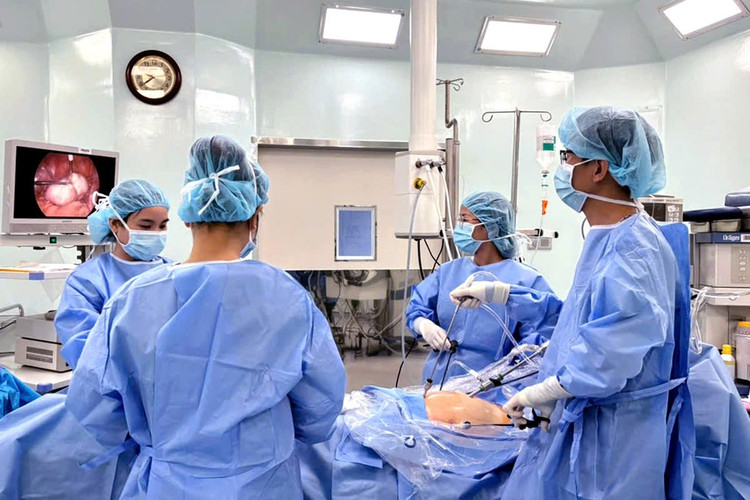 Ca phẫu thuật cắt khối u cho bệnh nhân - Ảnh BVCC Ca phẫu thuật cắt khối u cho bệnh nhân - Ảnh BVCC