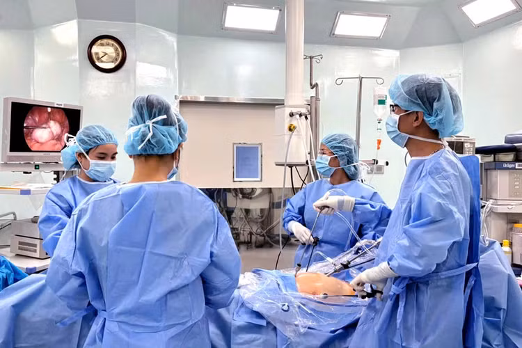 Ca phẫu thuật cắt khối u cho bệnh nhân - Ảnh BVCC