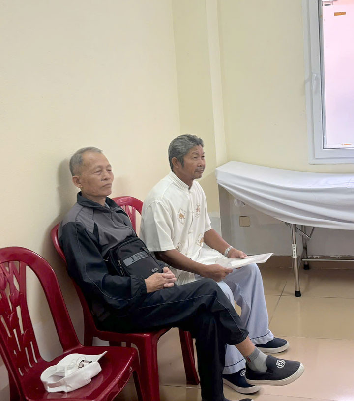 Người bệnh Thành (bên trái) trong một lần đi tái khám tại bệnh viện - Ảnh: BVCC