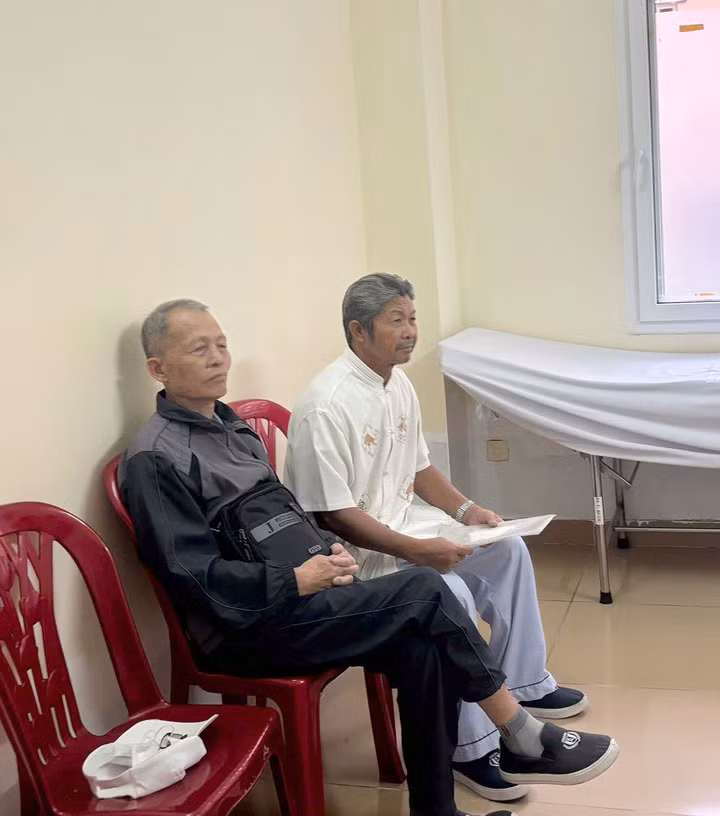 Người bệnh Thành (bên trái) trong một lần đi tái khám tại bệnh viện - Ảnh: BVCC