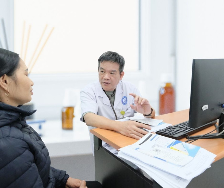 Bác sĩ Bệnh viện Nội tiết TƯ tư vấn cho bệnh nhân - Ảnh BVCC