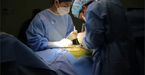 Ca phẫu thuật cột sống cho bệnh nhân - Ảnh BVCC