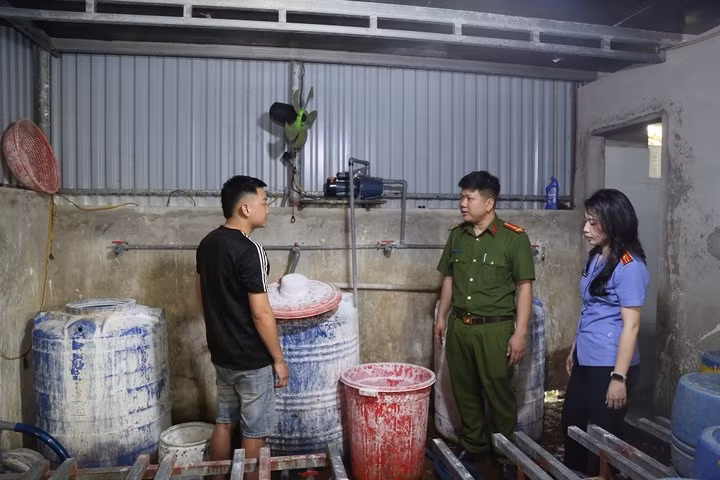 Cơ quan chức năng kiểm tra khu vực sản xuất giá đỗ của cơ sở sản xuất do đối tượng Nguyễn Văn Hướng làm chủ - Ảnh: CANA