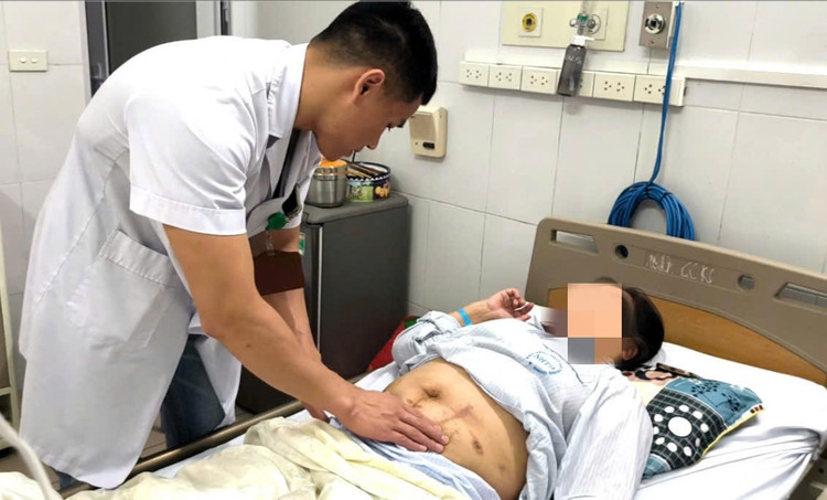 Thăm khám cho người bệnh - Ảnh BVCC