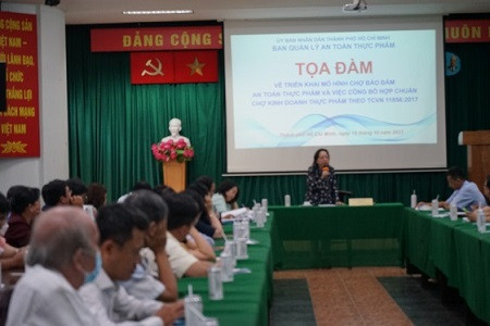 Bà Phạm Khánh Phong Lan, Trưởng ban Ban Quản lý An toàn thực phẩm Thành phố Hồ Chí Minh phát biểu tại buổi tọa đàm