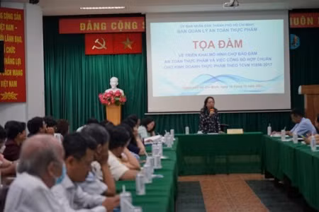 Bà Phạm Khánh Phong Lan, Trưởng ban Ban Quản lý An toàn thực phẩm Thành phố Hồ Chí Minh phát biểu tại buổi tọa đàm
