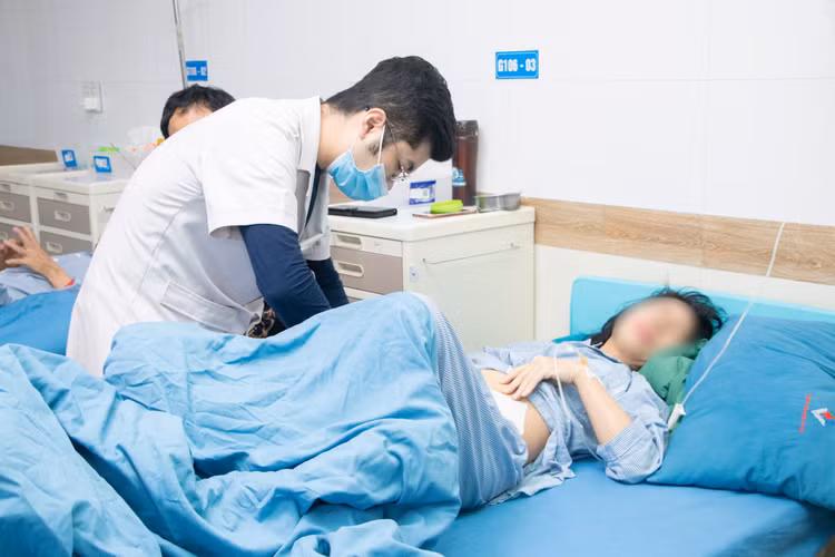 Thăm khám cho bệnh nhân sau can thiệp