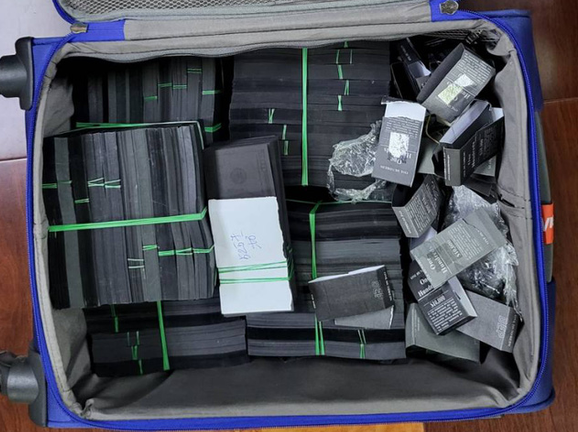 1 triệu USD bị nhuộm đen để chuyển ra nước ngoài.