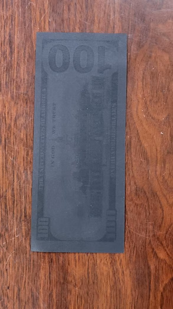 Tiền được bôi đen để chuyển ra nước ngoài