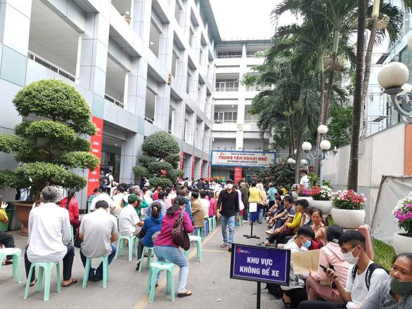 Sinh viên, phụ huynh xếp hàng từ 5h sáng để nhập học ảnh 1