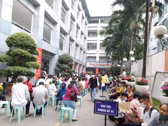 Sinh viên, phụ huynh xếp hàng từ 5h sáng để nhập học ảnh 1