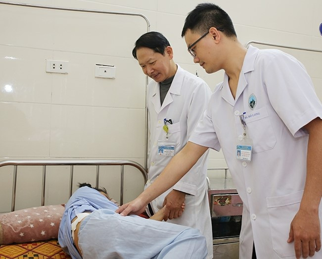 Các bác sĩ thăm khám cho bệnh nhi sau phẫu thuật