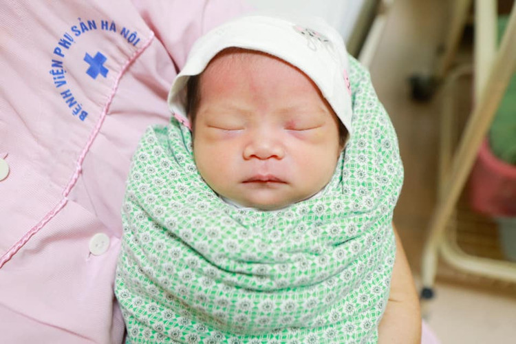 Sau 18 năm mong ngóng bé gái đã chào đời khỏe mạnh Sau 18 năm mong ngóng bé gái đã chào đời khỏe mạnh