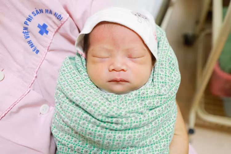 Sau 18 năm mong ngóng bé gái đã chào đời khỏe mạnh