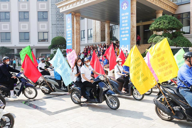 Quận Tây Hồ tổ chức diễu hành nhân tháng hành động quốc gia dân số năm 2023 với chủ đề &quot;tham gia tư vấn &amp; khám sức khỏe trước khi kết hôn vì hạnh phúc gia đình, vì tương lai đất nước&quot;