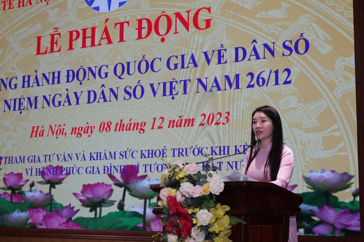 Bà Bùi Thị Lan Phương, Quận uỷ viên, Phó Chủ tịch UBND quận Tây Hồ phát biểu tại buổi lễ