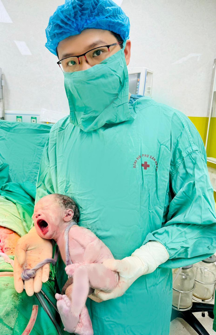 Bé bị dây rốn thắt nút - Ảnh BVCC