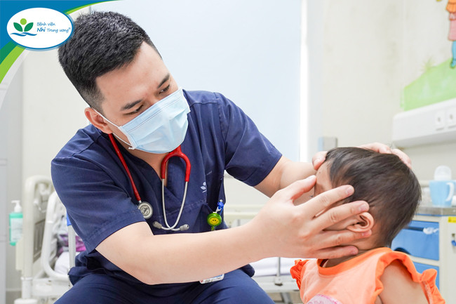 Bác sĩ khoa Cấp cứu và Chống độc thăm khám cho bé gái A.T (2 tuổi, ở Ninh Bình) Bác sĩ khoa Cấp cứu và Chống độc thăm khám cho bé gái A.T (2 tuổi, ở Ninh Bình)