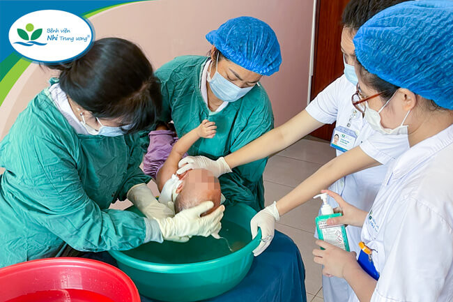 Trẻ được các y bác sĩ tắm rửa và chăm sóc vết thương hàng ngày - Ảnh: BVCC Trẻ được các y bác sĩ tắm rửa và chăm sóc vết thương hàng ngày - Ảnh: BVCC