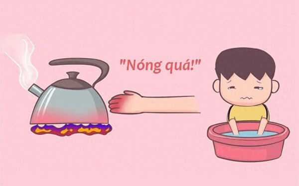 Sau khi bị bỏng cần ngâm bộ phận bị bỏng (tay, chân) của trẻ vào trong nước sạch, mát. (Ảnh minh họa – Nguồn: Internet) Sau khi bị bỏng cần ngâm bộ phận bị bỏng (tay, chân) của trẻ vào trong nước sạch, mát. (Ảnh minh họa – Nguồn: Internet)