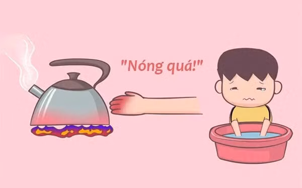 Sau khi bị bỏng cần ngâm bộ phận bị bỏng (tay, chân) của trẻ vào trong nước sạch, mát. (Ảnh minh họa – Nguồn: Internet)