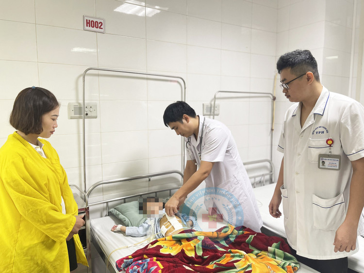 Thăm khám cho trẻ sau phẫu thuật - Ảnh BVCC