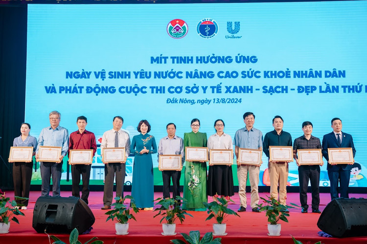 Trao bằng khen cho các đơn vị - Ảnh Bộ Y tế