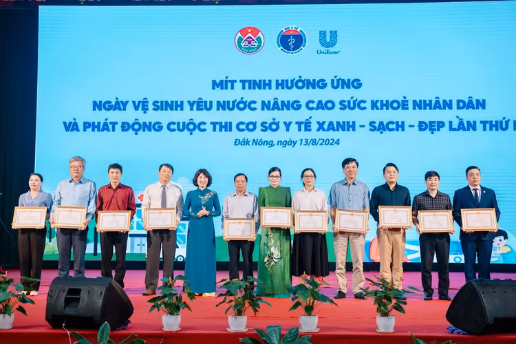 Trao bằng khen cho các đơn vị - Ảnh Bộ Y tế