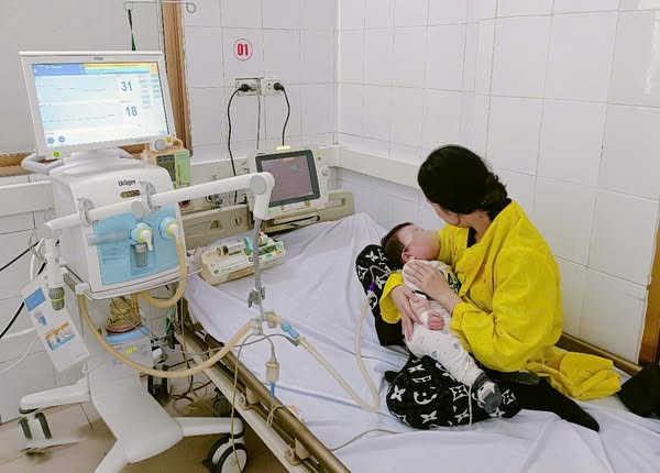 Bệnh nhi 7 tháng bị viêm phổi, suy hô hấp do sởi biến chứng nặng được hỗ trợ thở oxy - Ảnh BVCC