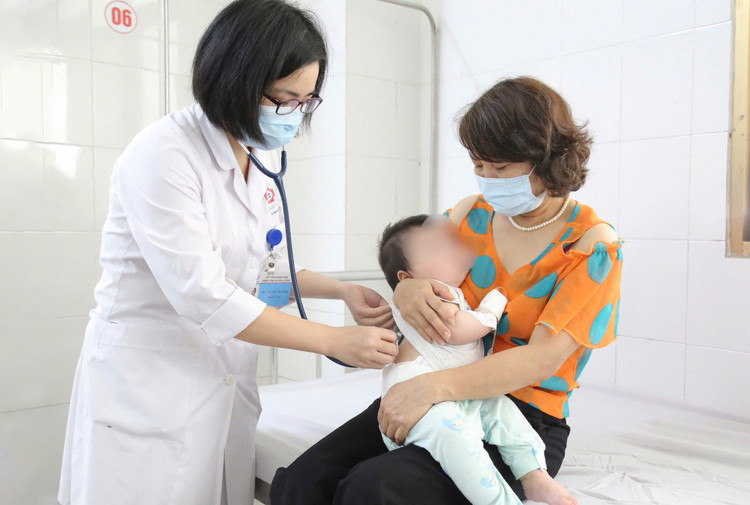 Bệnh nhi hết sốt, giảm viêm phổi, cai thở oxy, được bác sĩ khoa Nhi kiểm tra sức khỏe - Ảnh BVCC