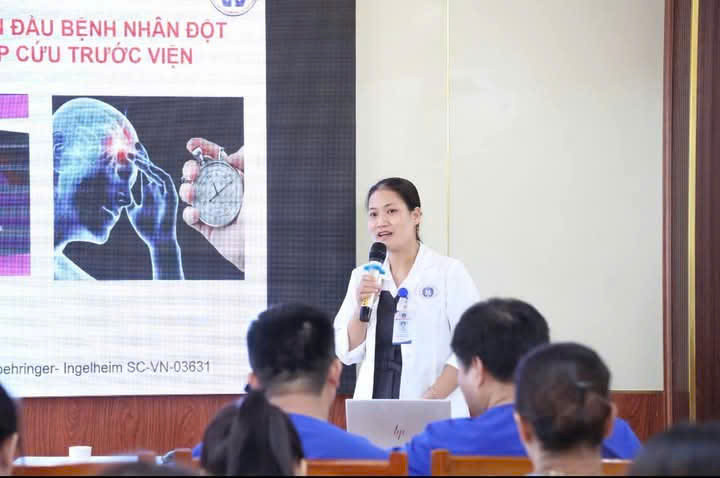 BSCKII. Bùi Thị Thu Hà – Giám đốc Trung tâm Đột quỵ trình bày báo cáo tại chương trình tập huấn Phòng chống, sơ cấp cứu người bệnh đột quỵ - Ảnh BVCC